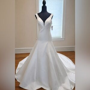 Pronovias Dahl V-Neck wedding dress